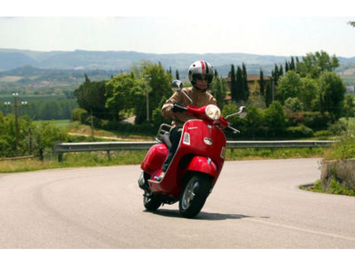 Noleggio senza conducente di Moto Vespa 250 gts a Bari e dintorni